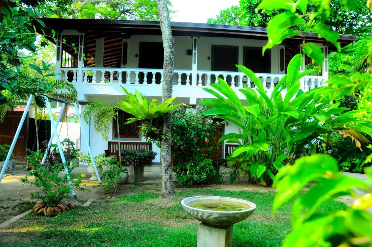 Happy Banana Hotel Unawatuna Exterior photo